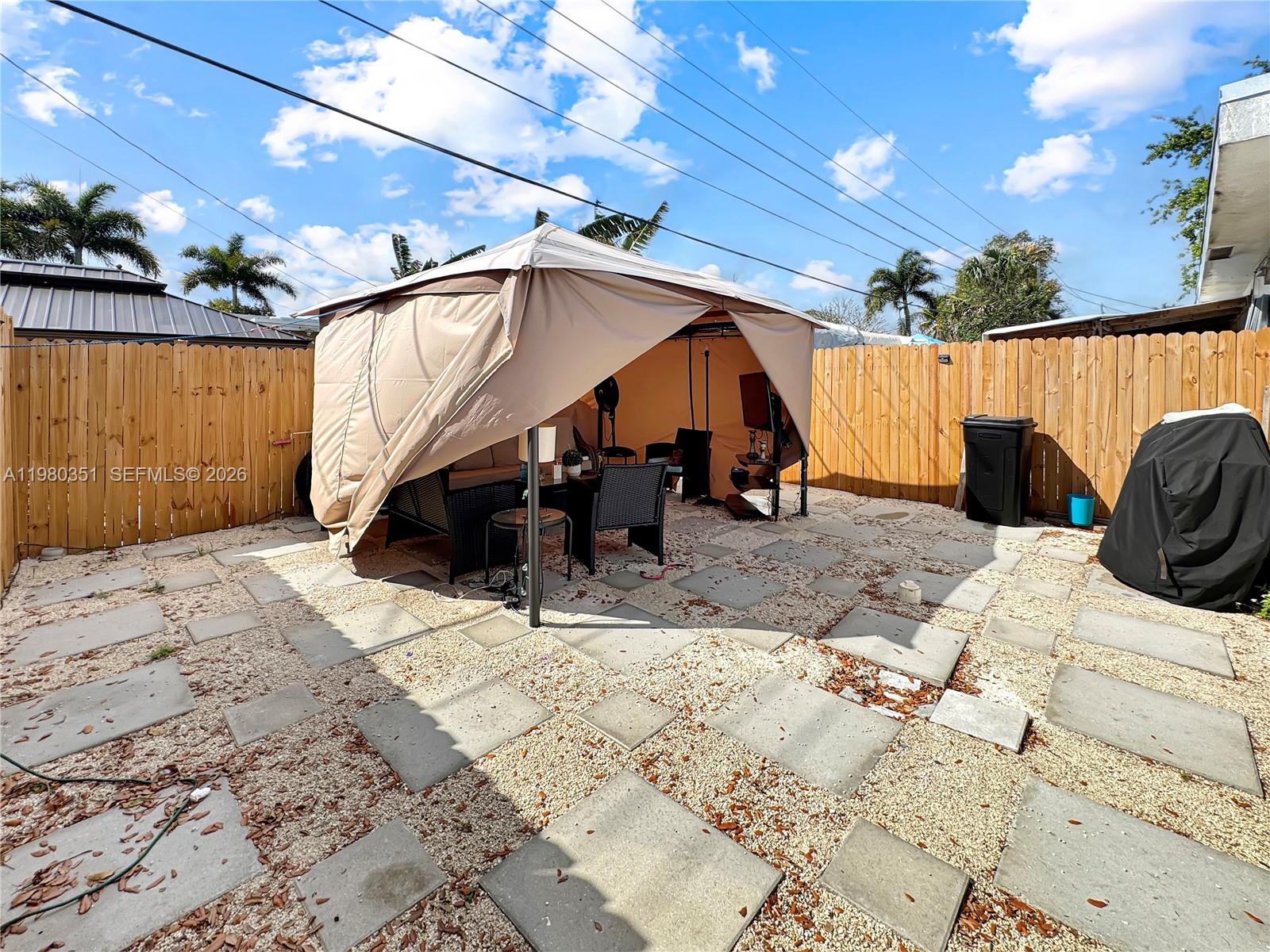 SILVER LAKE - Residential