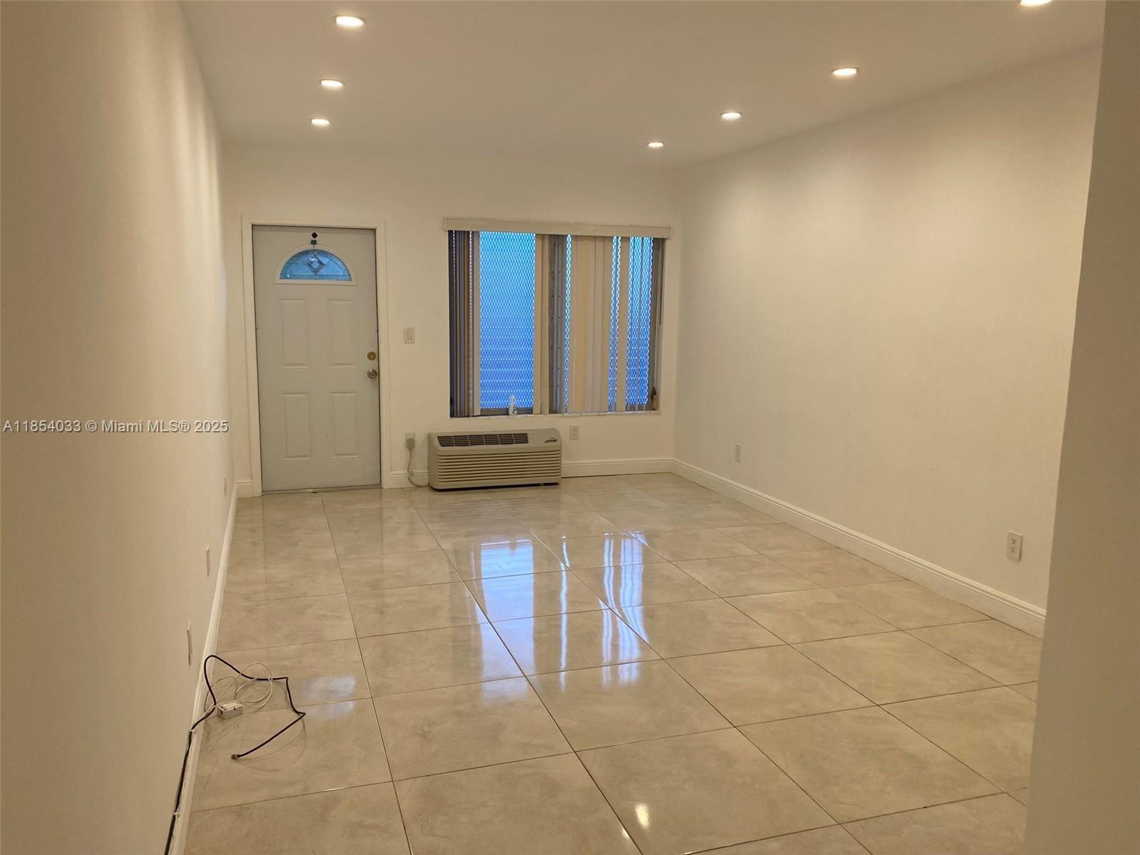 ROSE CONDO - Residential