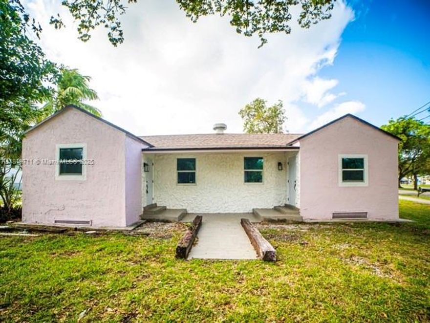 412 Columbus Pkwy, Hollywood, FL 33021
Excellent investment opportunity in one of the most peaceful and residential areas of Hollywood. This fully renovated duplex offers two independent units, each featuring 1 bedroom and 1 bathroom, in-unit washer and dryer, and modern appliances with a remaining 5-year warranty. The property includes ample parking with two spaces in the rear and an additional space on the side. Ideal for investors or for those looking to live in one unit and rent out the other. Don’t miss this unique opportunity in the heart of Hollywood!