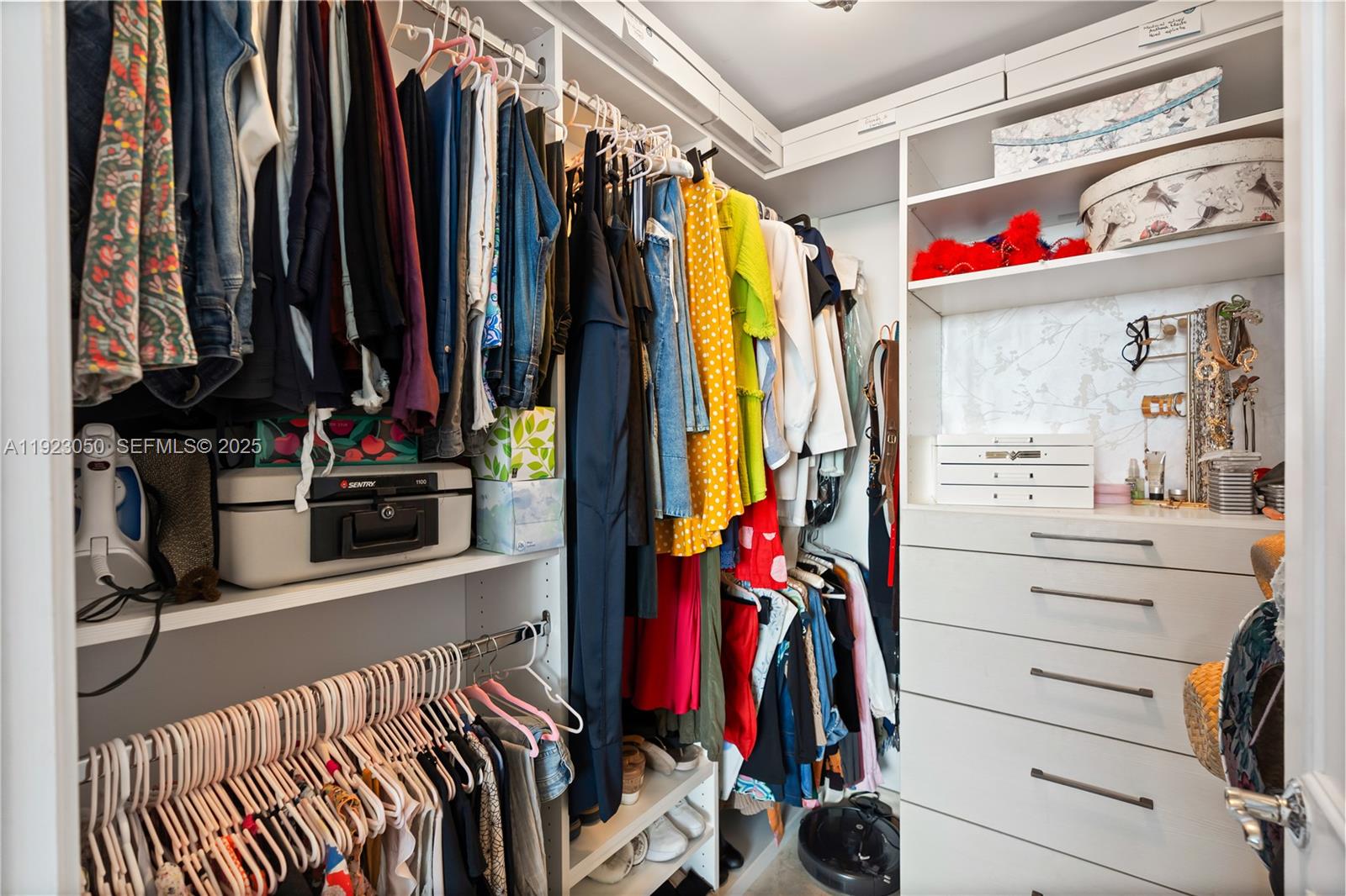 THE EXECUTIVES RESIDENCES - Residential Lease