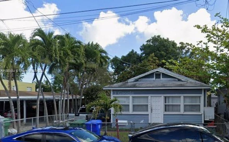 3 bedroom, 1 bath/. 1,292 SQFT property. Huge backyard, kitchen. Lot is zoned multifamily great for investors / developer.