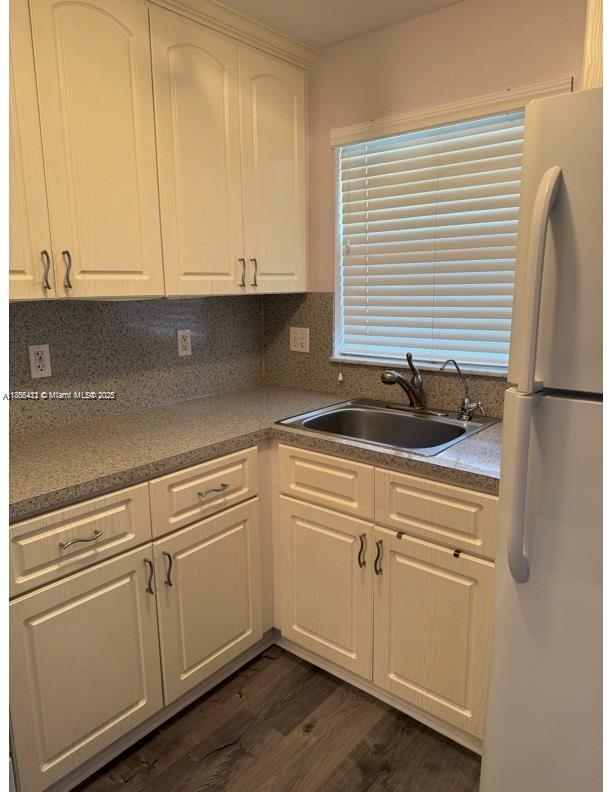Don't miss this beautiful 1 bedroom and 1 Bathroom condo, nice bathrooms and kitchen, with a gorgeous view to the lake to relax the afternoons, Lots of amenities in the club House, Pool, exercise Room, Pool Tables and many other activities. is a 55+, needs 650 Credit score by association and $35,000 income yearly.
Close to main Streets and Shopping Centers.