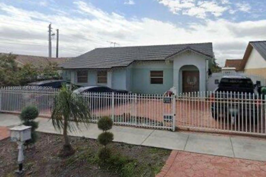Welcome to this charming detached house, located in one of the most coveted neighborhoods of Miami. With 3 bedrooms and 3 bathrooms, this property offers comfort, functionality and a prime location near schools, shopping centers, shops and main highways. Fully equipped kitchen with microwave, fridge and stove included. Central air conditioning, washing machine and dryer for greater comfort, modern tile roof, porcelain floors, a large covered terrace, ample space in the patio all cemented to enjoy the outdoors, circular parking at the entrance, all fenced for your privacy!!!!!!!!!!!!!!!!!!!!!!!!!!!!!!!!!!!!!!!!!!!!!!!!!!!!!!!!