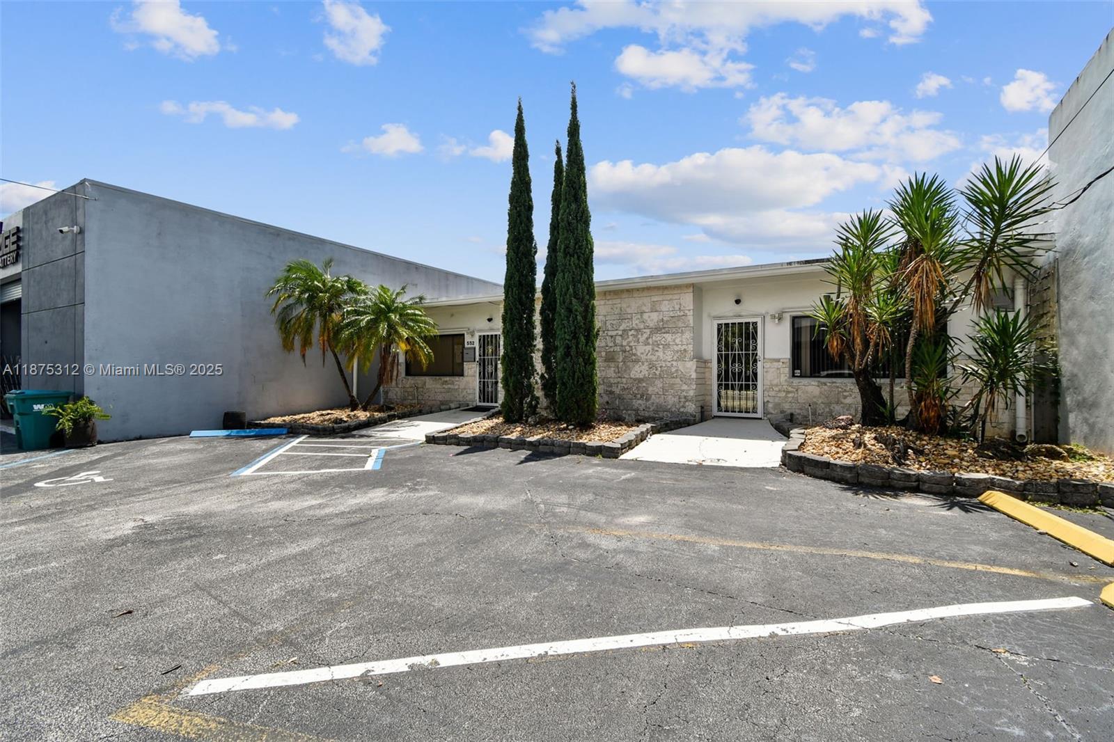 Main image without alt text