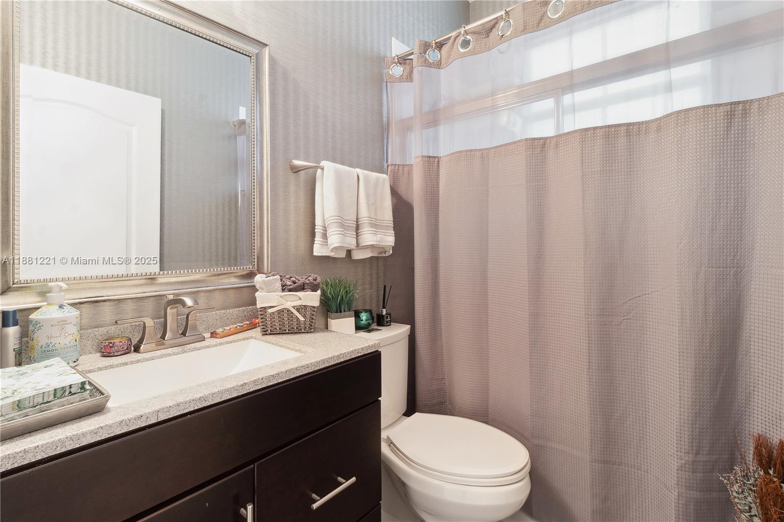 DORAL ISLES NORTH SEC ONE - Residential