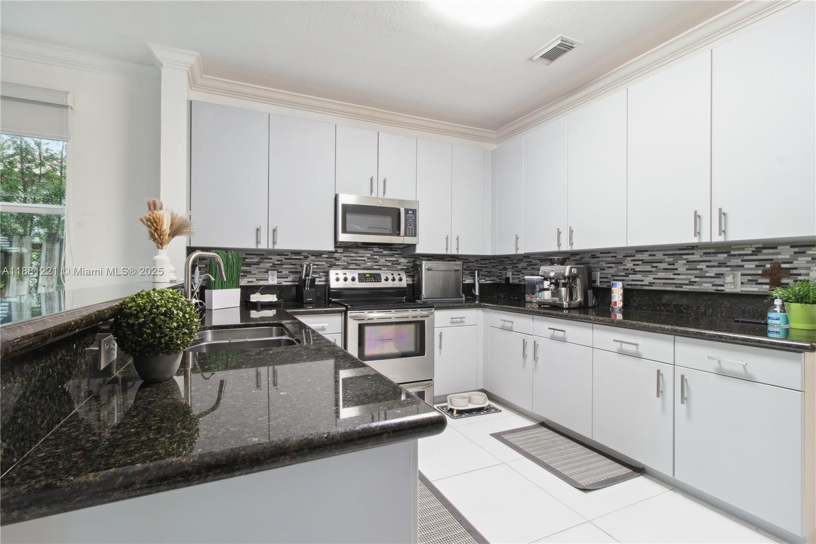 DORAL ISLES NORTH SEC ONE - Residential