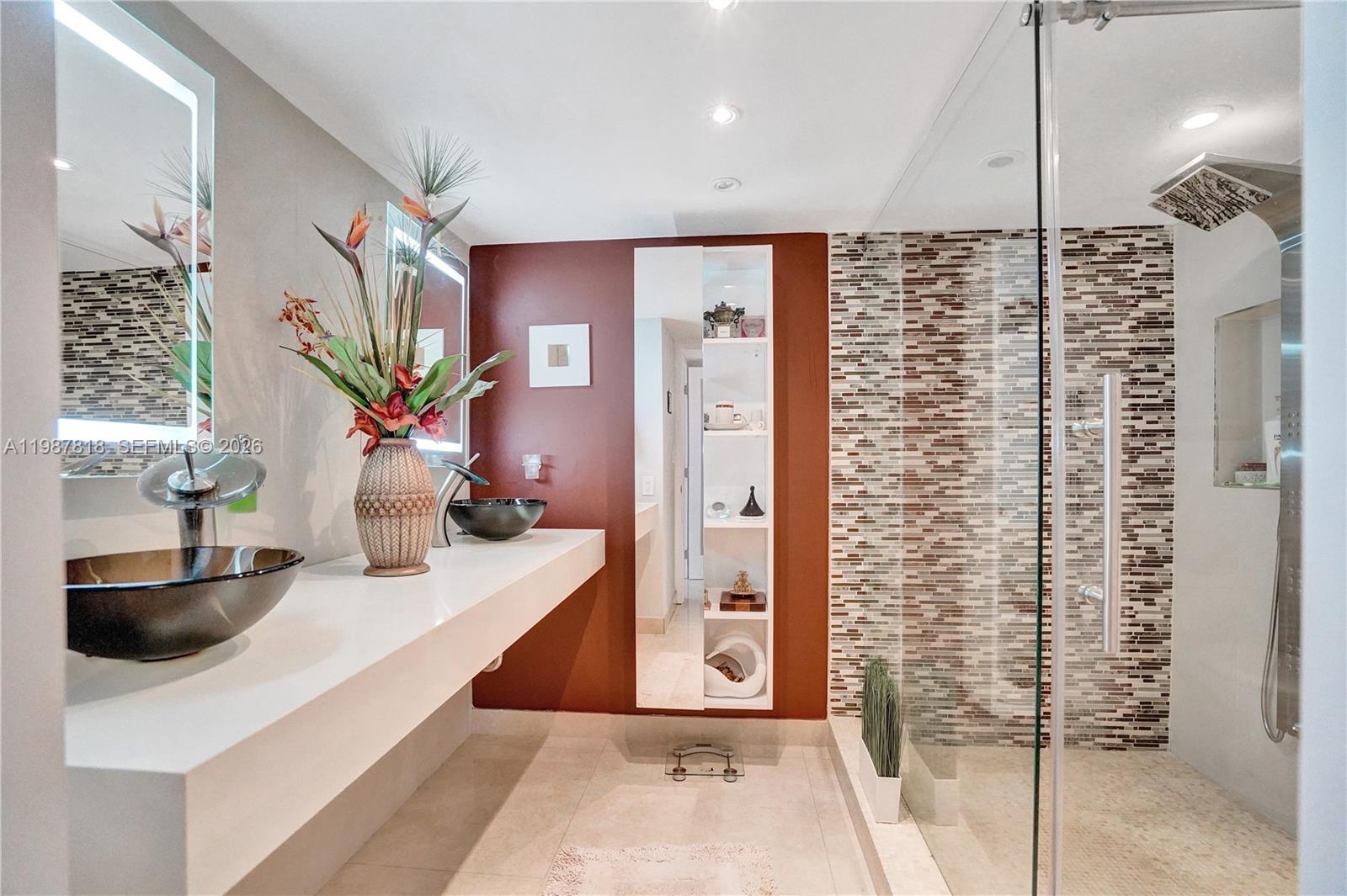 TOWERS OF QUAYSIDE CONDO - Residential