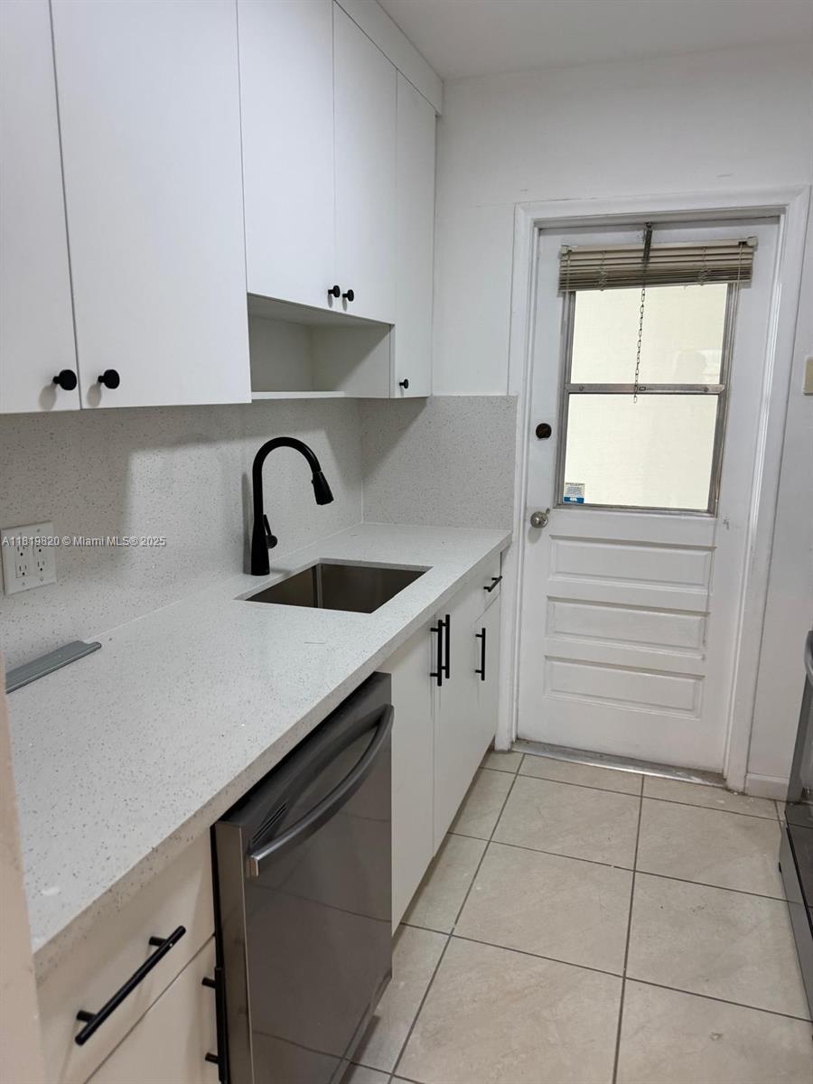 HOLLYWOOD HILLS - Residential Lease