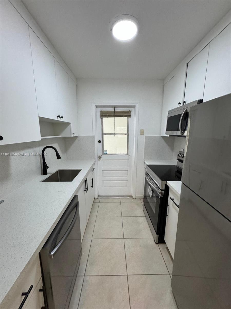 HOLLYWOOD HILLS - Residential Lease