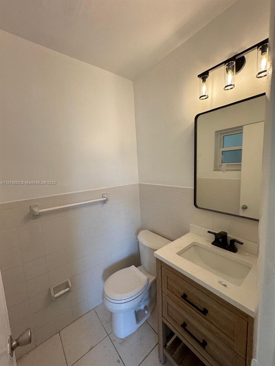 HOLLYWOOD HILLS - Residential Lease