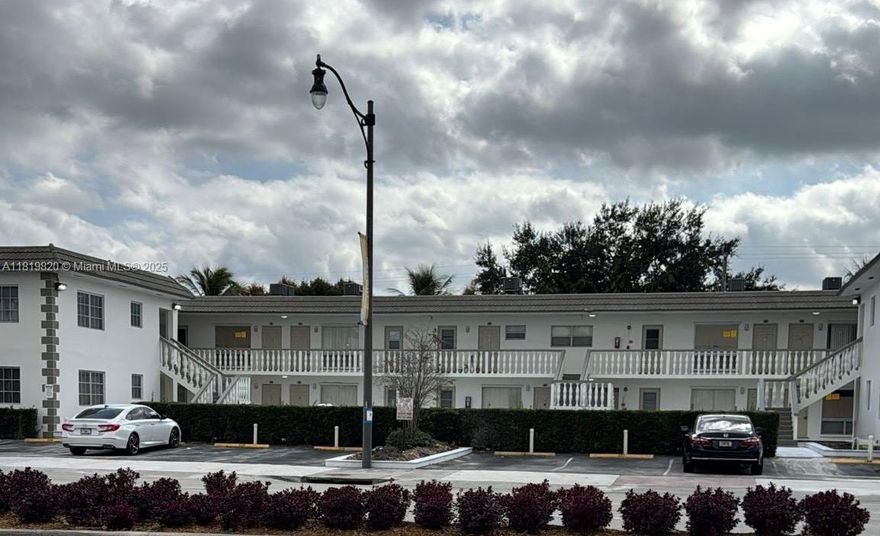 This beautifully renovated 2-bedroom apartment is offered for $2295/$75 water a month and features
* Amazing location, close to transportation, major highways, and Downtown Hollywood
* large closets, spacious bedrooms, and a large living room 
* gorgeous high-end designer kitchen
* stainless steel appliances
* modern pool on the property