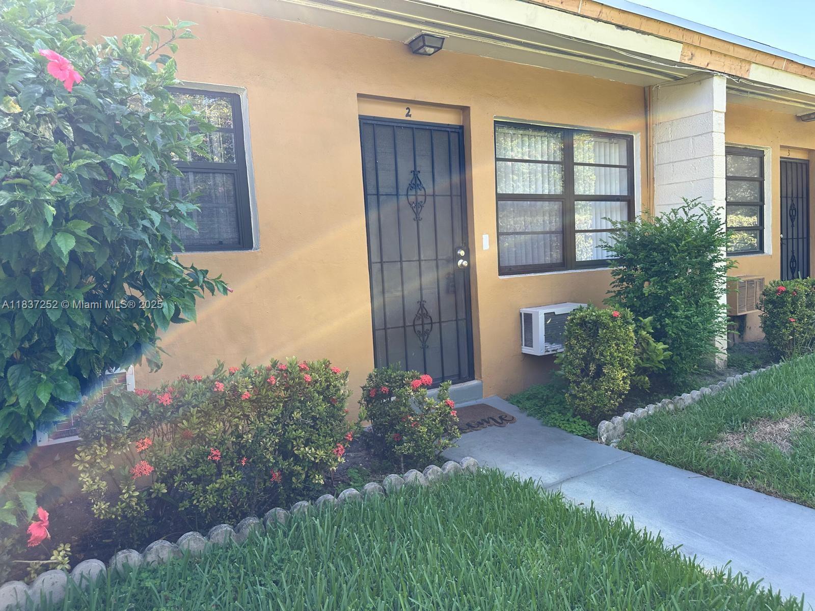 Move in ready 1/1 condo unit. Ceramic floors, open kitchen. Just off of US1 and Pembroke Road. Not far from Downtown Hollywood, I-95, the each and across from the Big Easy Casino.
