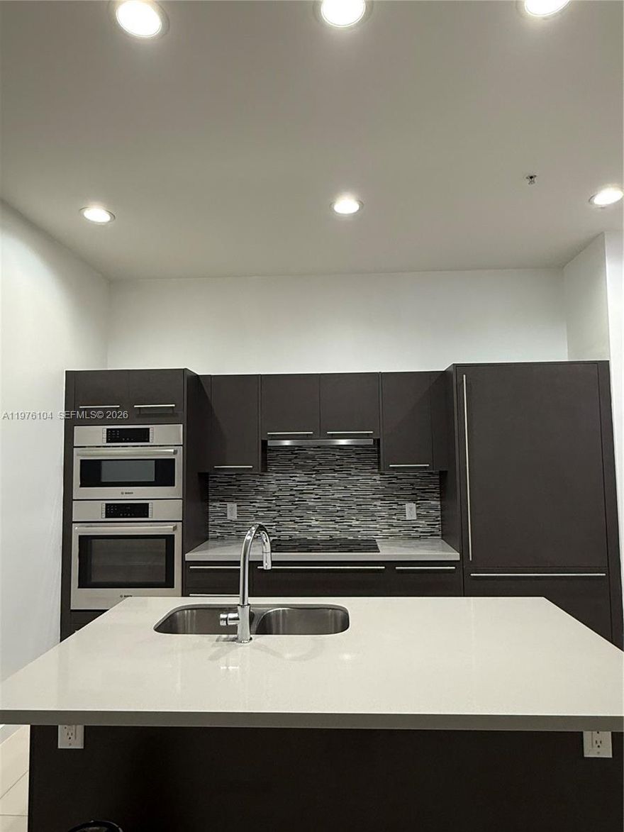 Spacious 1 Bedroom, 1-1/2 Bathroom with penthouse ceilings located in the heart of Doral near high ranked schools and easy access to the Turnpike and Palmetto. Shops and restaurants within walking distance. Open floor plan with stainless steel appliances BOSCH, impact windows and plenty of closet space.