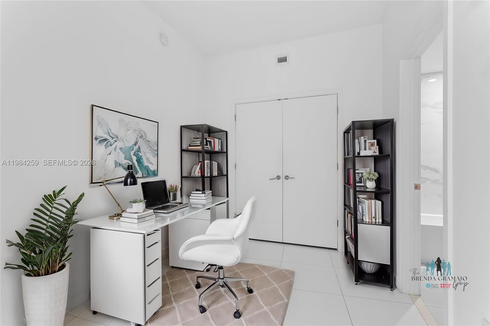 PARAMOUNT MIAMI WORLDCENT - Residential Lease