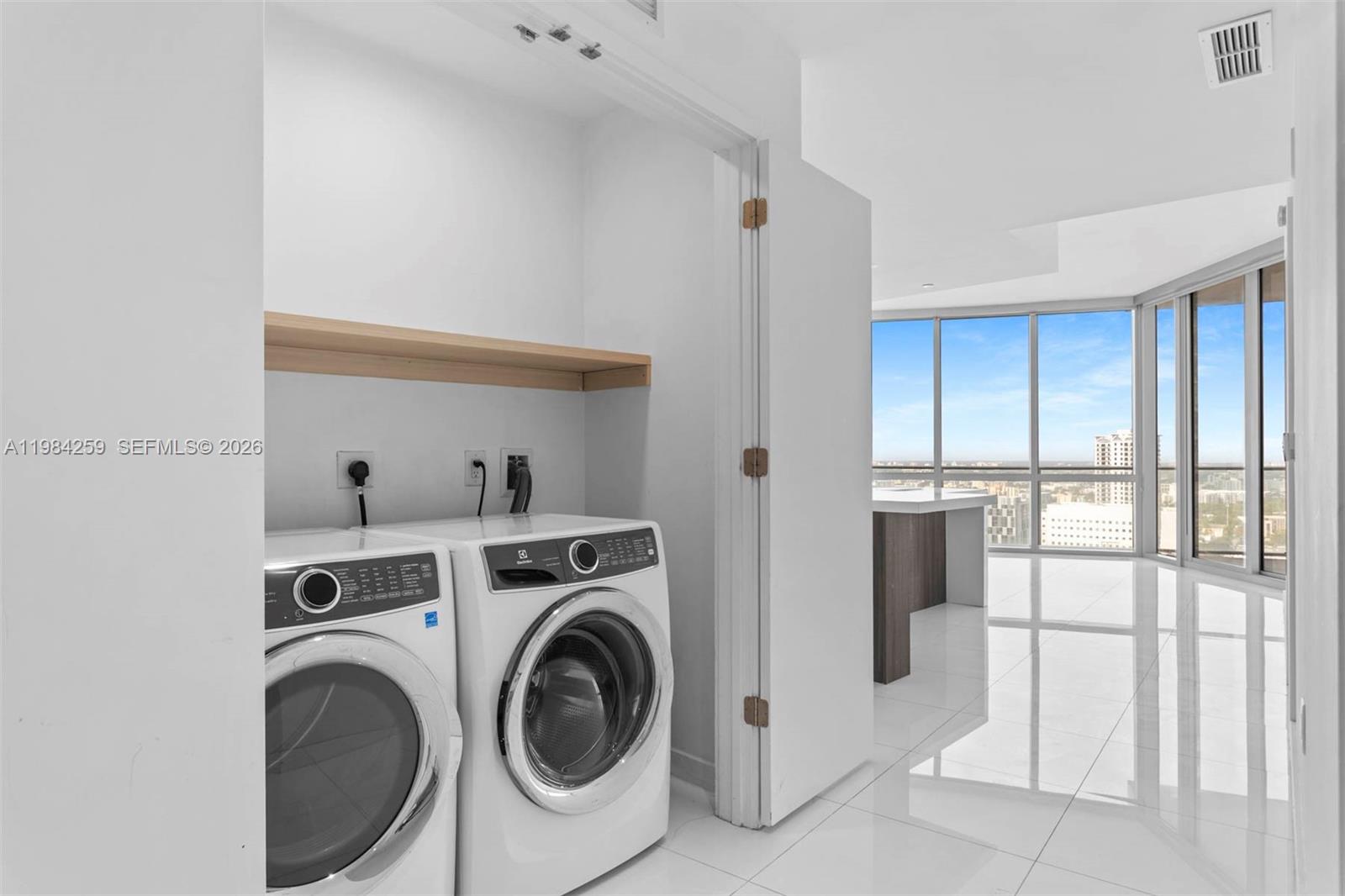 PARAMOUNT MIAMI WORLDCENT - Residential Lease