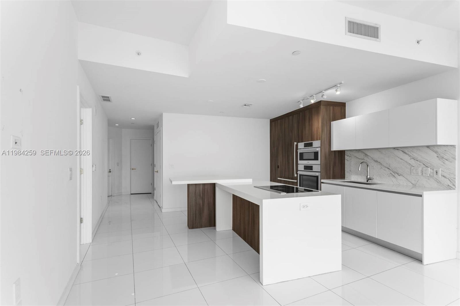 PARAMOUNT MIAMI WORLDCENT - Residential Lease