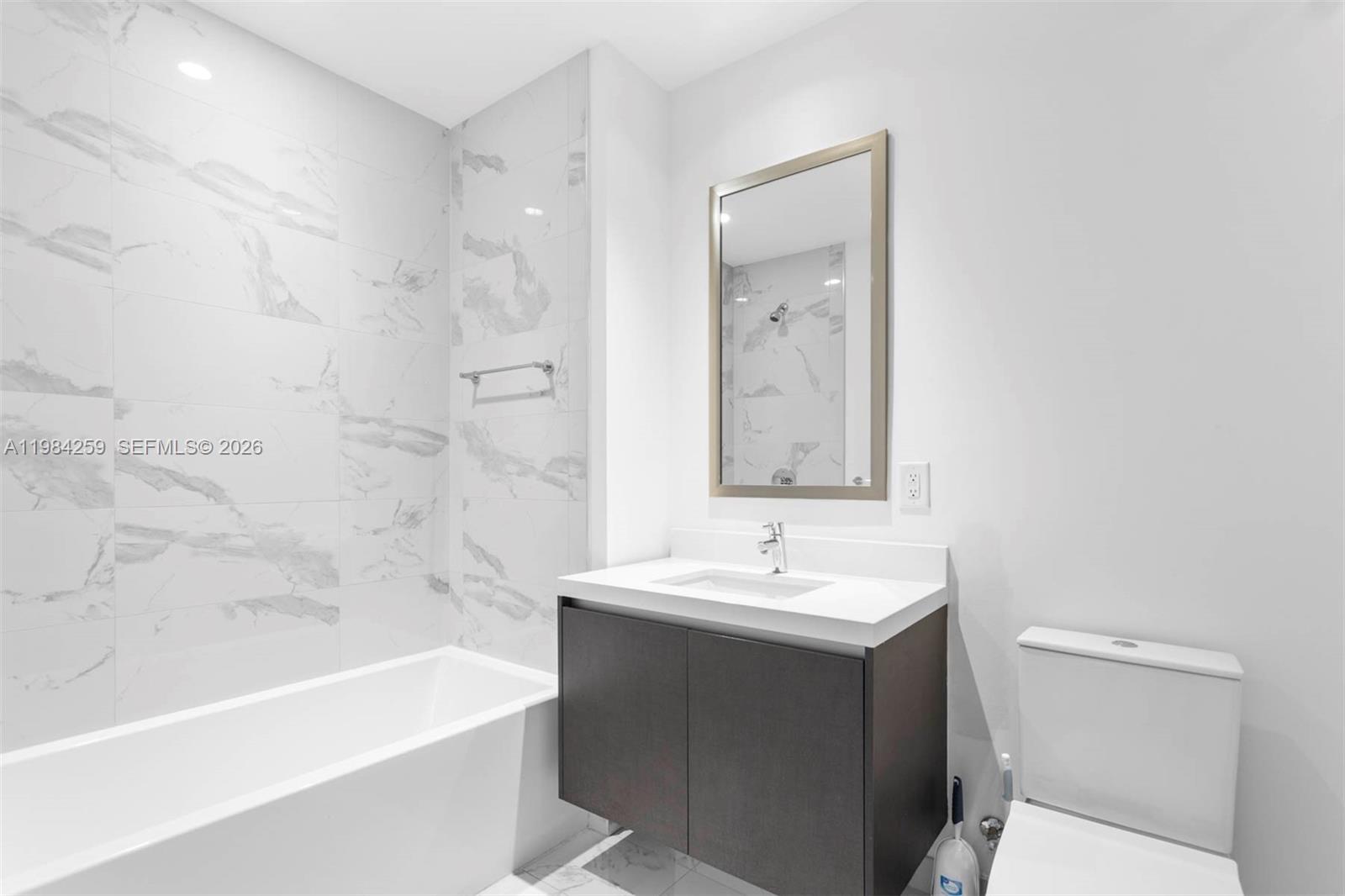 PARAMOUNT MIAMI WORLDCENT - Residential Lease