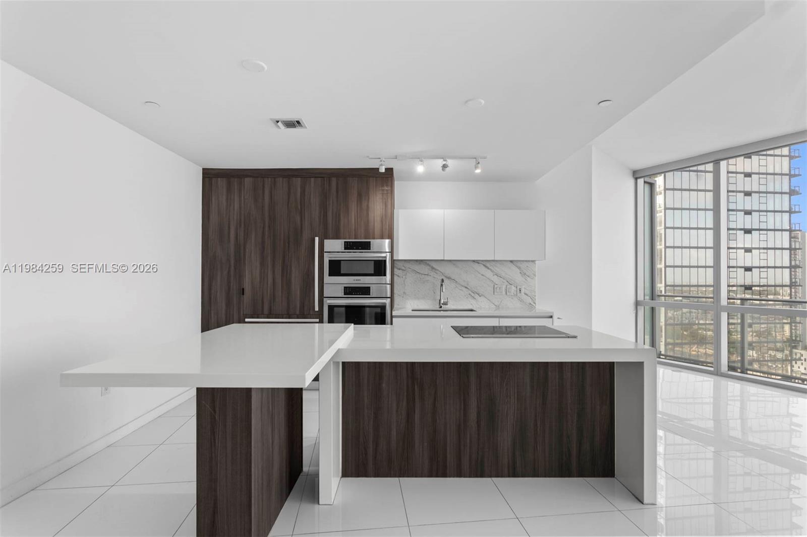 PARAMOUNT MIAMI WORLDCENT - Residential Lease