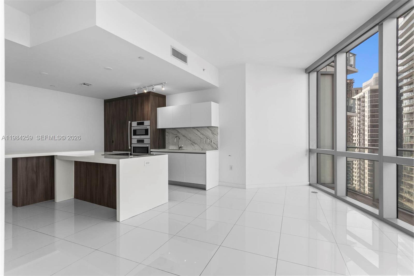 PARAMOUNT MIAMI WORLDCENT - Residential Lease