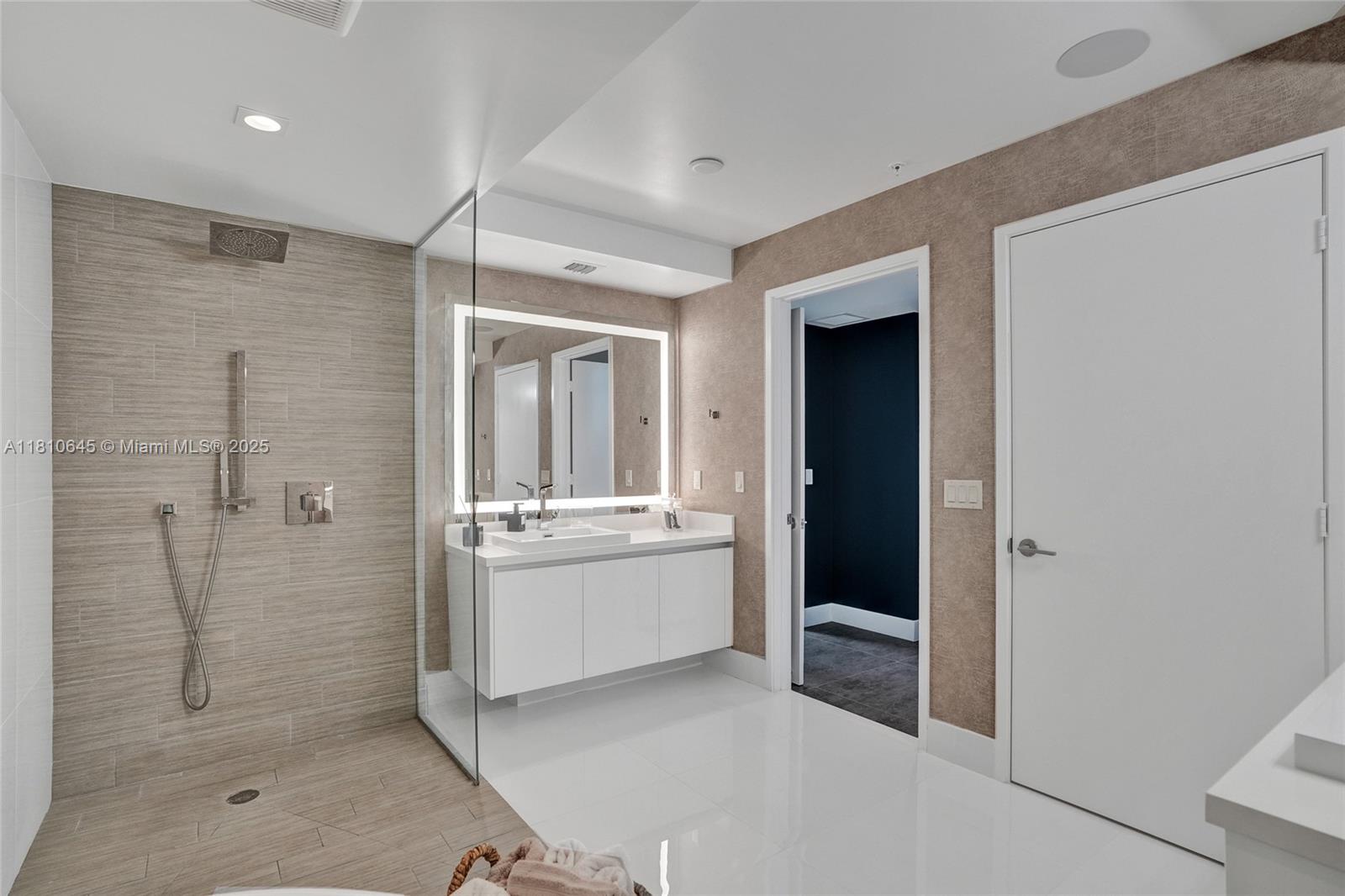 PARQUE TOWERS CONDO - Residential