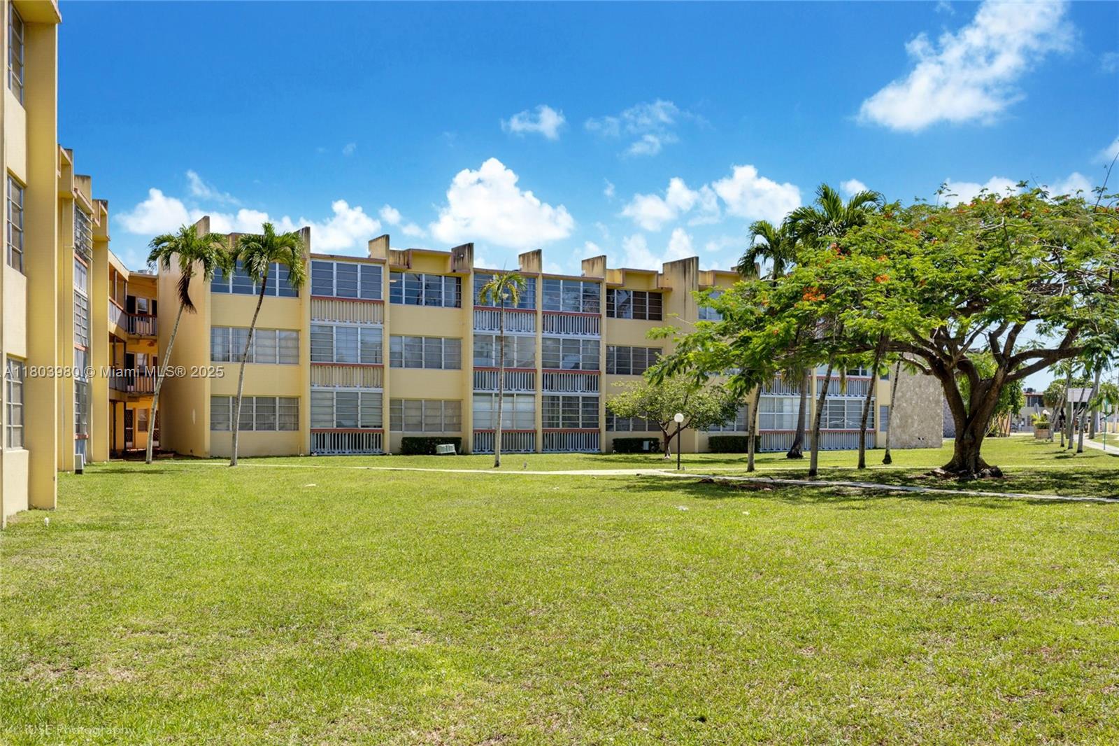 1551 Ne Miami Gardens Dr 322, Miami, Broward County, Florida - 1 Bedrooms  
2 Bathrooms - 
