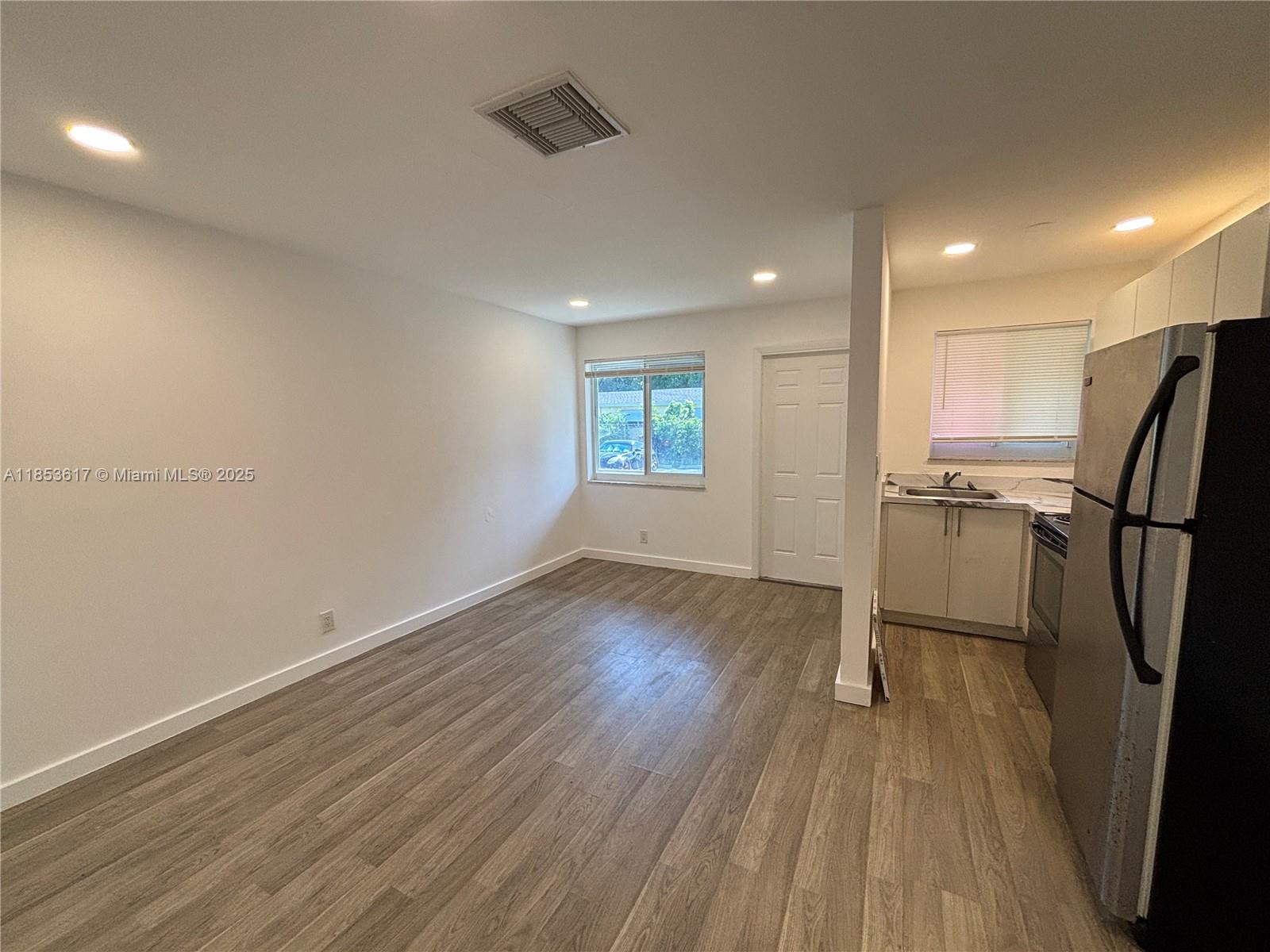 HOLLYWOOD LITTLE RANCHES - Residential Lease