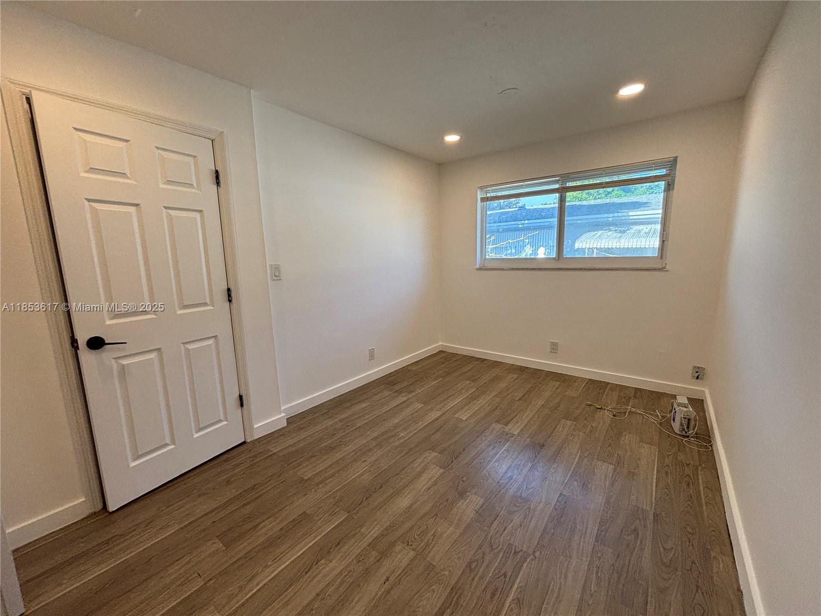 HOLLYWOOD LITTLE RANCHES - Residential Lease