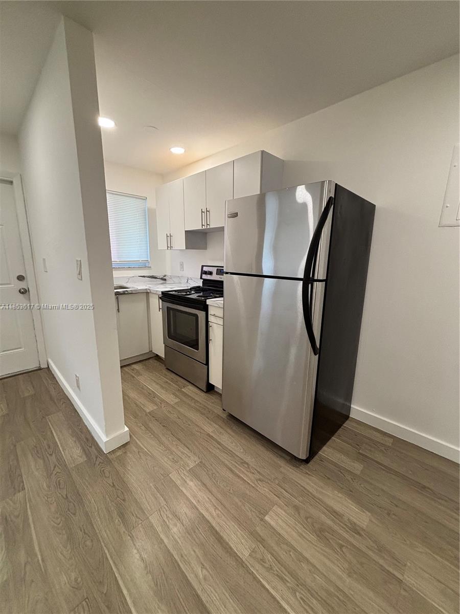 Discover this cozy 1-bedroom, 1-bath unit in the heart of Hollywood, FL, just minutes from downtown, beaches, shops, and vibrant nightlife. Enjoy a bright living space in a quiet, well-maintained building with easy access to parks and transit. Laundry room available on site. Water included, quick approval. Contact us now to schedule your private viewing!