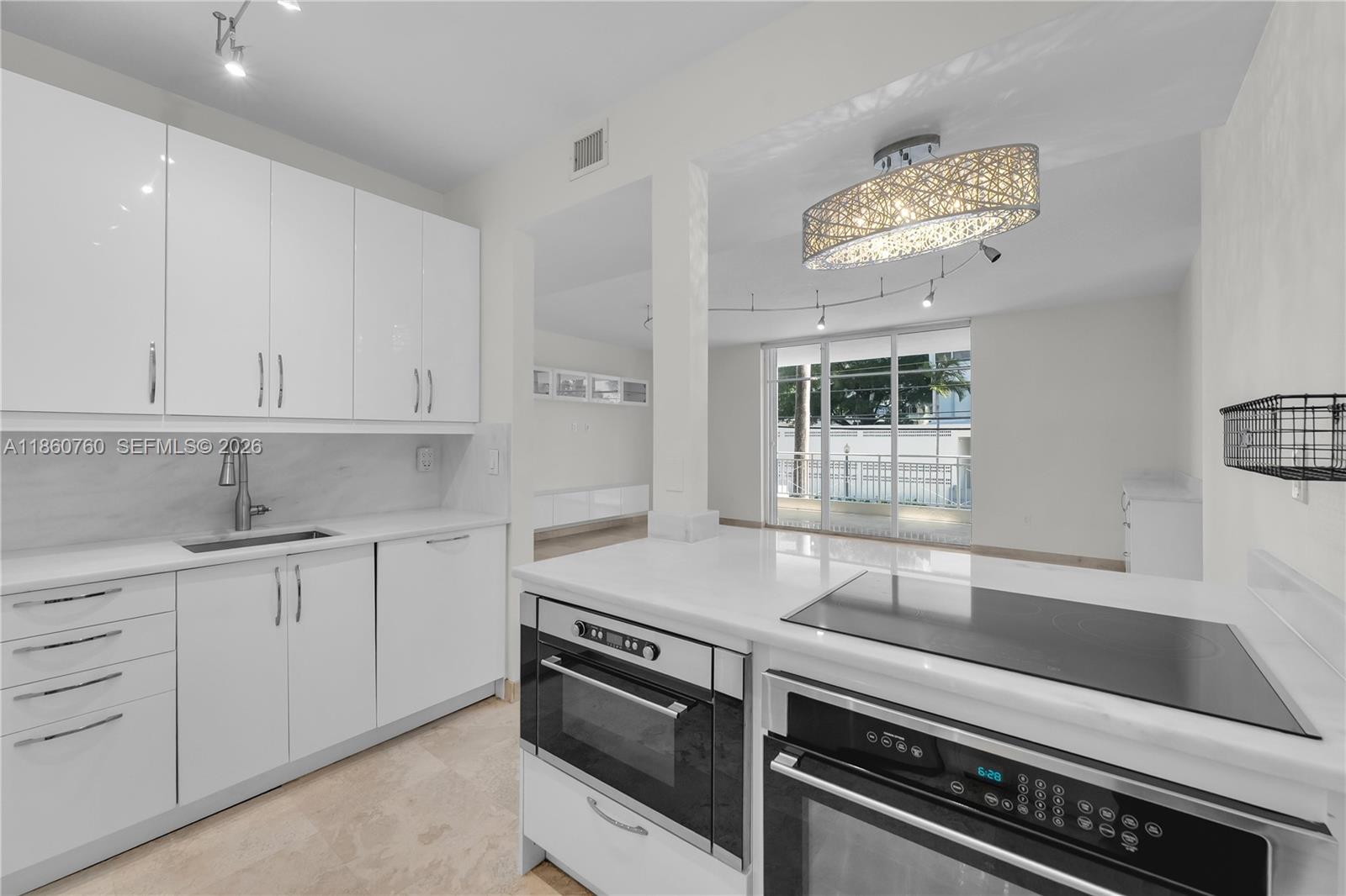 THE VISTAS CONDO - Residential