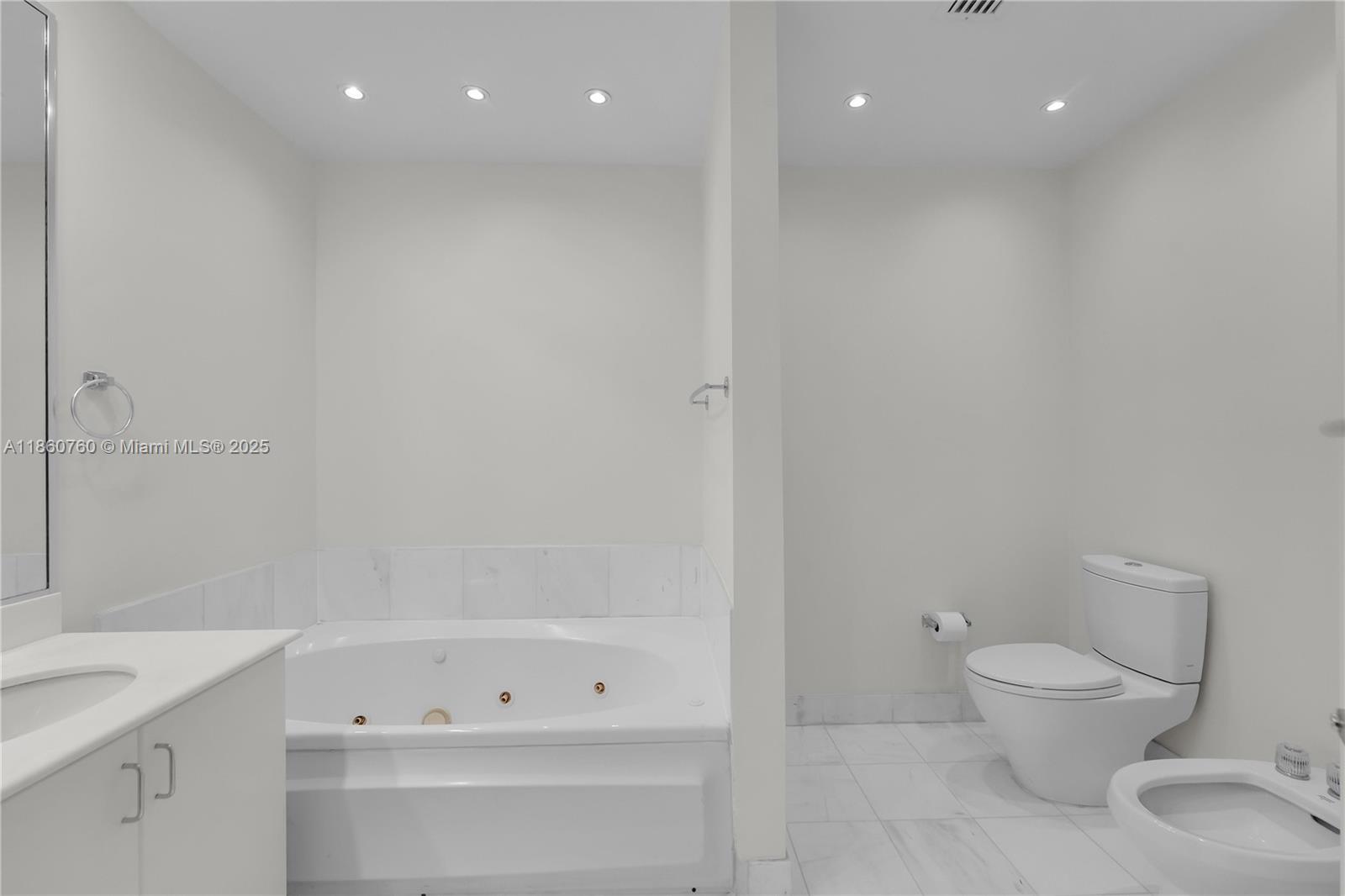 THE VISTAS CONDO - Residential