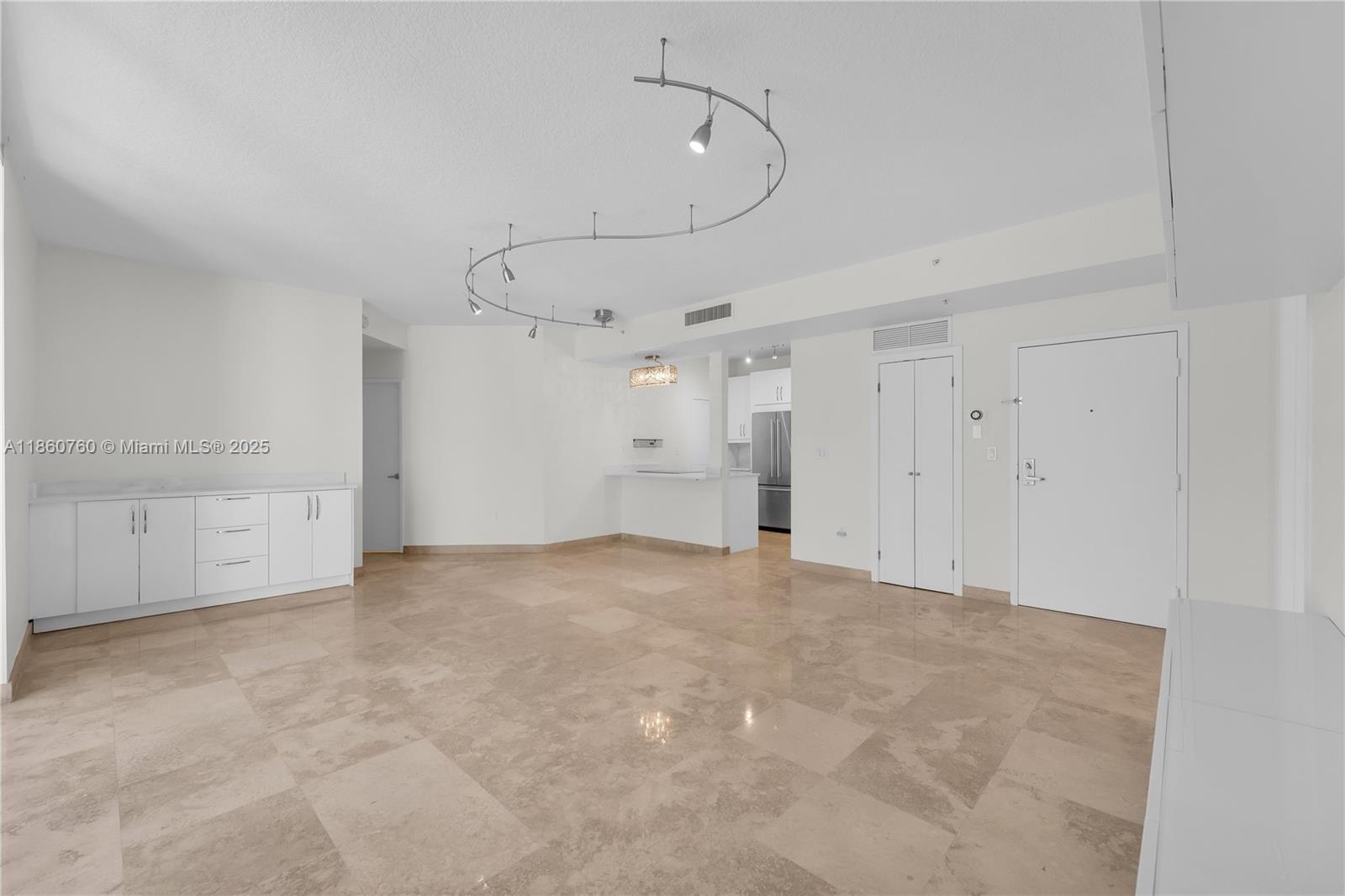 THE VISTAS CONDO - Residential