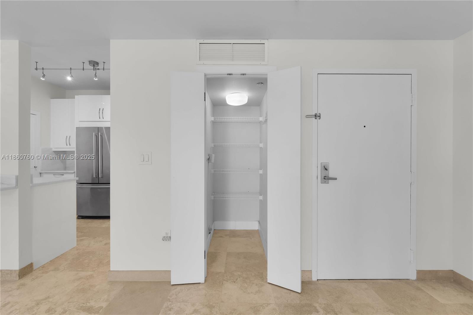 THE VISTAS CONDO - Residential