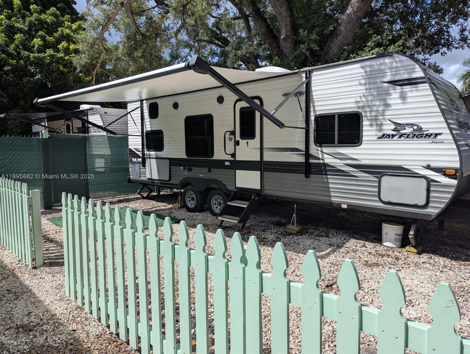 Neat 22' trailer located few blocks west of I-95 nearby city of Aventura (Miami Gardens Dr.)
Clean, safe and quiet, perfect for a single person or couple