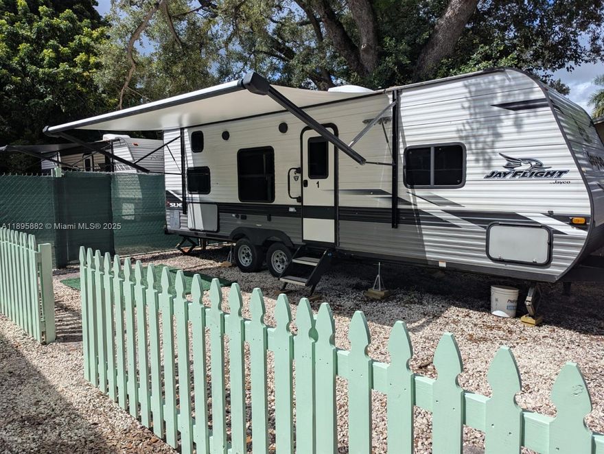 Neat 22' trailer located few blocks west of I-95 nearby city of Aventura (Miami Gardens Dr.)
Clean, safe and quiet, perfect for a single person or couple
