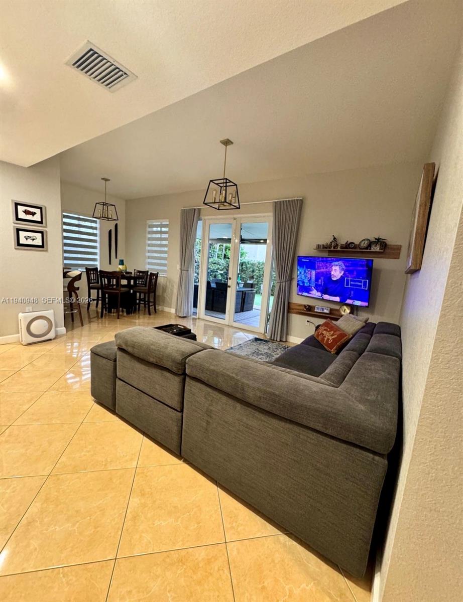 SANTA MONICA ESTATES - Residential