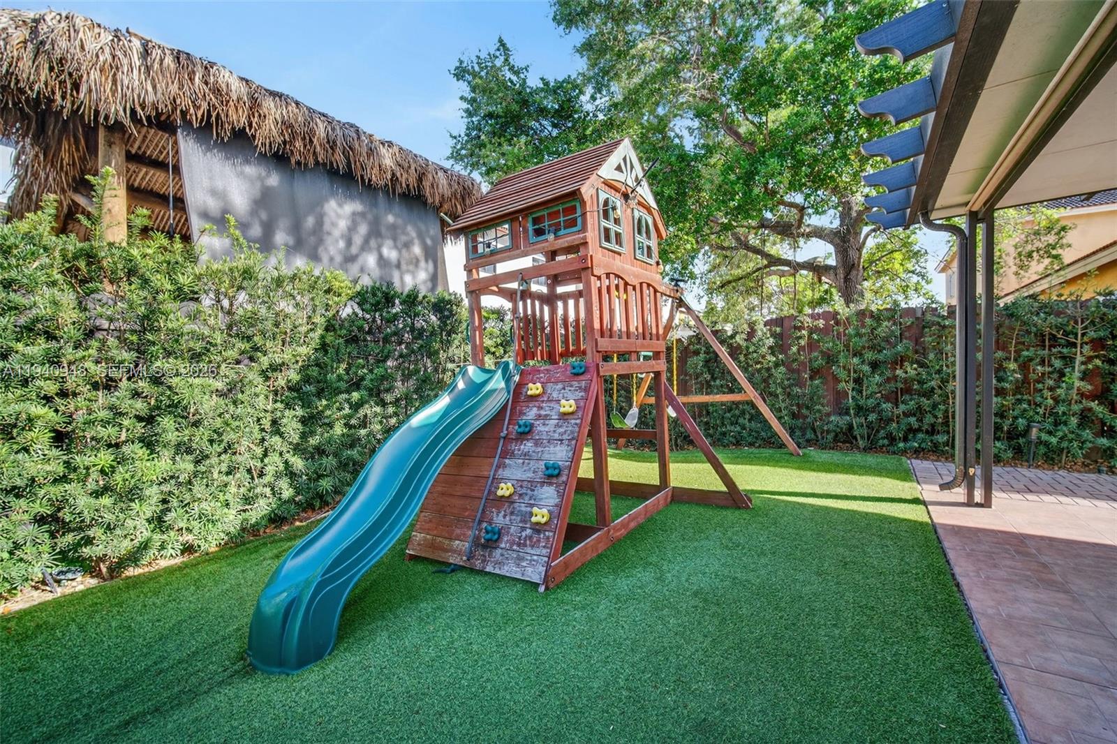 SANTA MONICA ESTATES - Residential