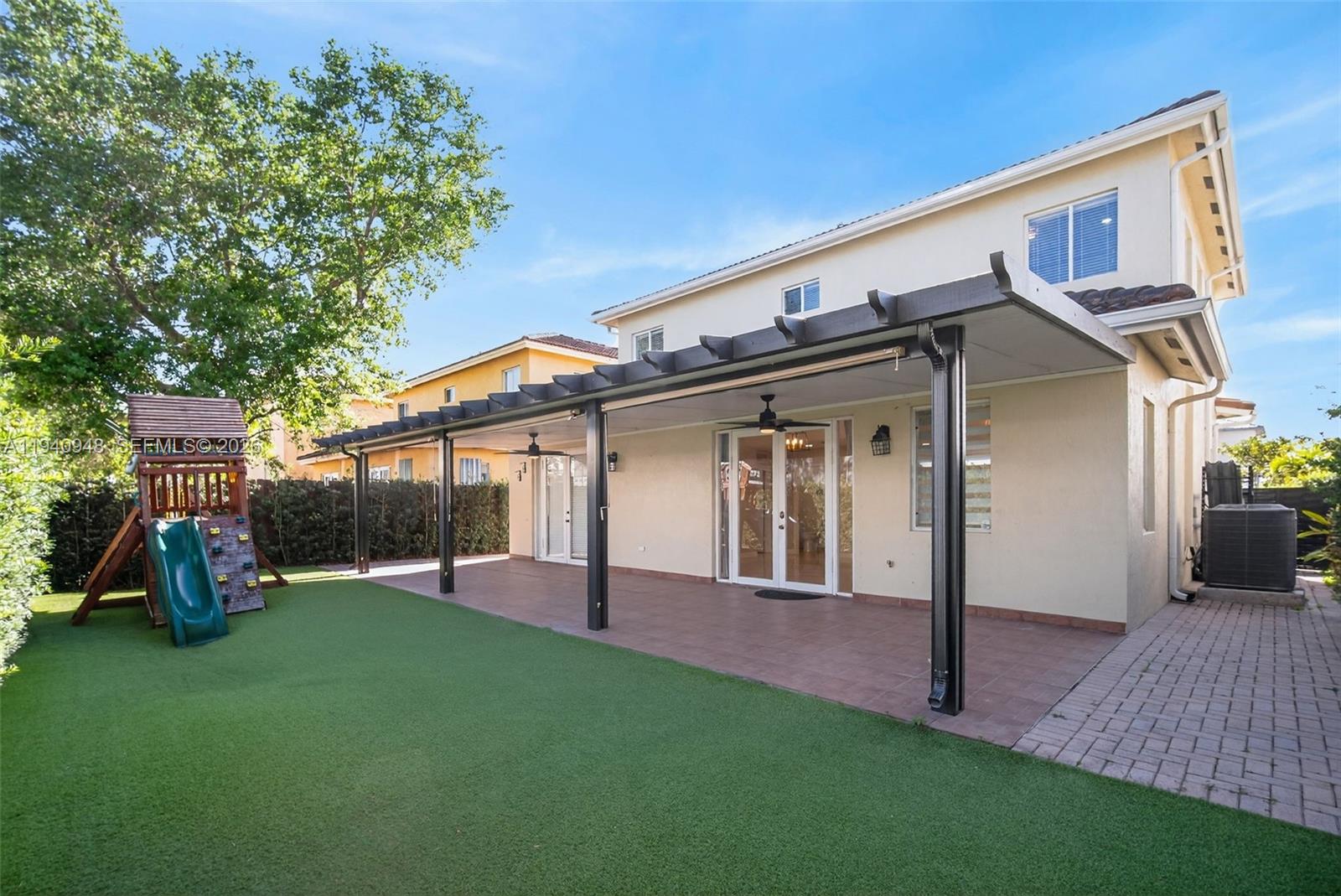 SANTA MONICA ESTATES - Residential