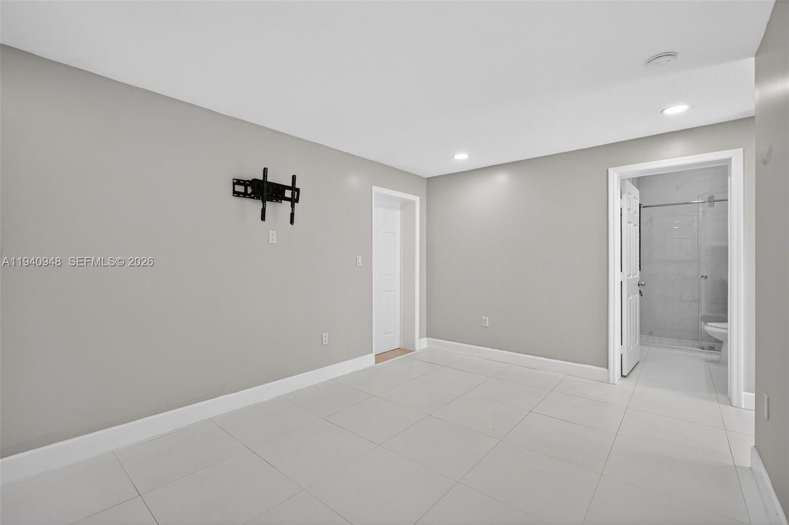 SANTA MONICA ESTATES - Residential