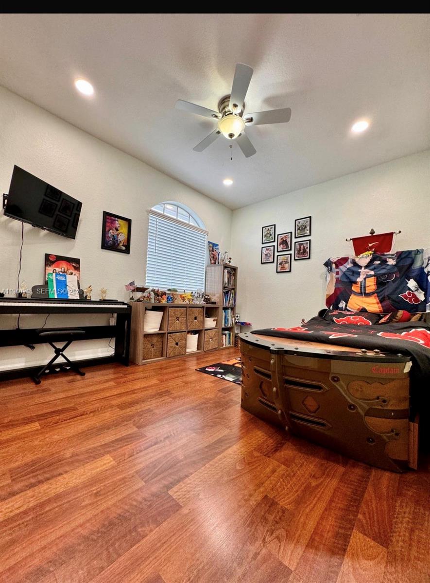 SANTA MONICA ESTATES - Residential