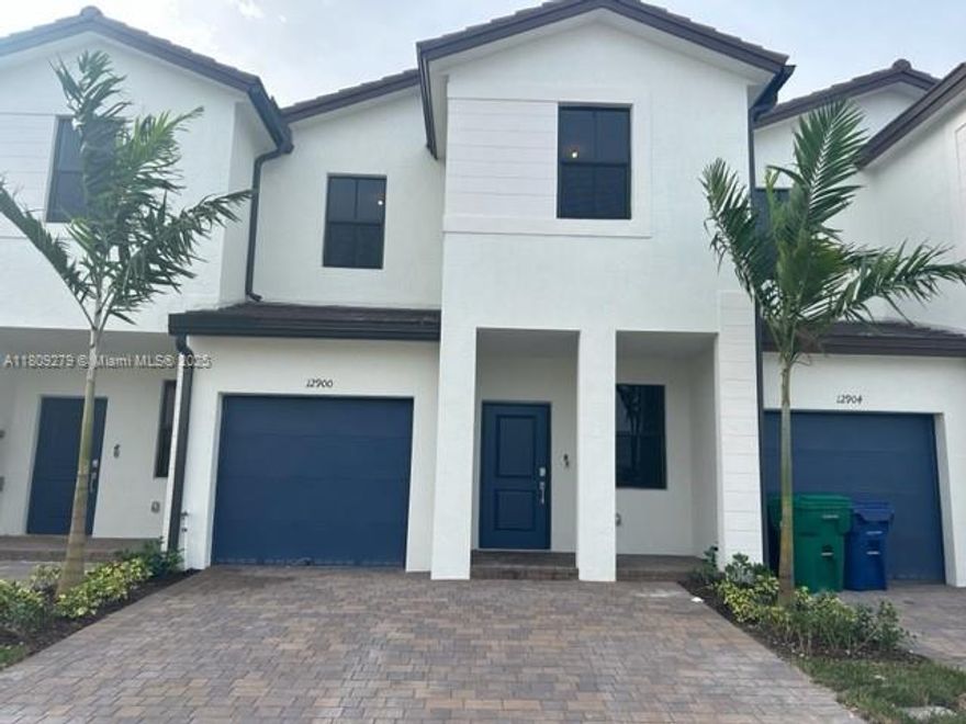 FOR RENT BRAND NEW HOME. Beautiful townhouse with 4 spacious bedrooms and 2.5 bathrooms, enclosed patio,open concept kitchen, stainless steel appliances, windows with impact glass. Very close to Kendall, Cutler Bay, Mallthe Falls, Shopping, Banks, Walmart, US1, Turpike, Somerset School. Showings Monday Thru Friday after 5:00PM and Saturday - Sunday between 10AM - 3PM