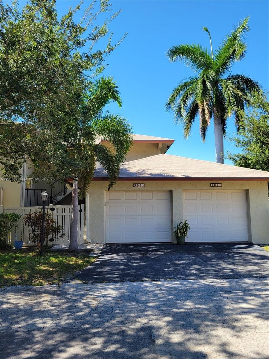 Ready to move , beautiful 2 bed 2 bath apartment in the desired community of Lighthouse Point, close to the beach, restaurants and markets, US1. Remodeled kitchen with new appliances, ceramic flor and abundant lighting, covered garage, community pool, washer and dryer inside.