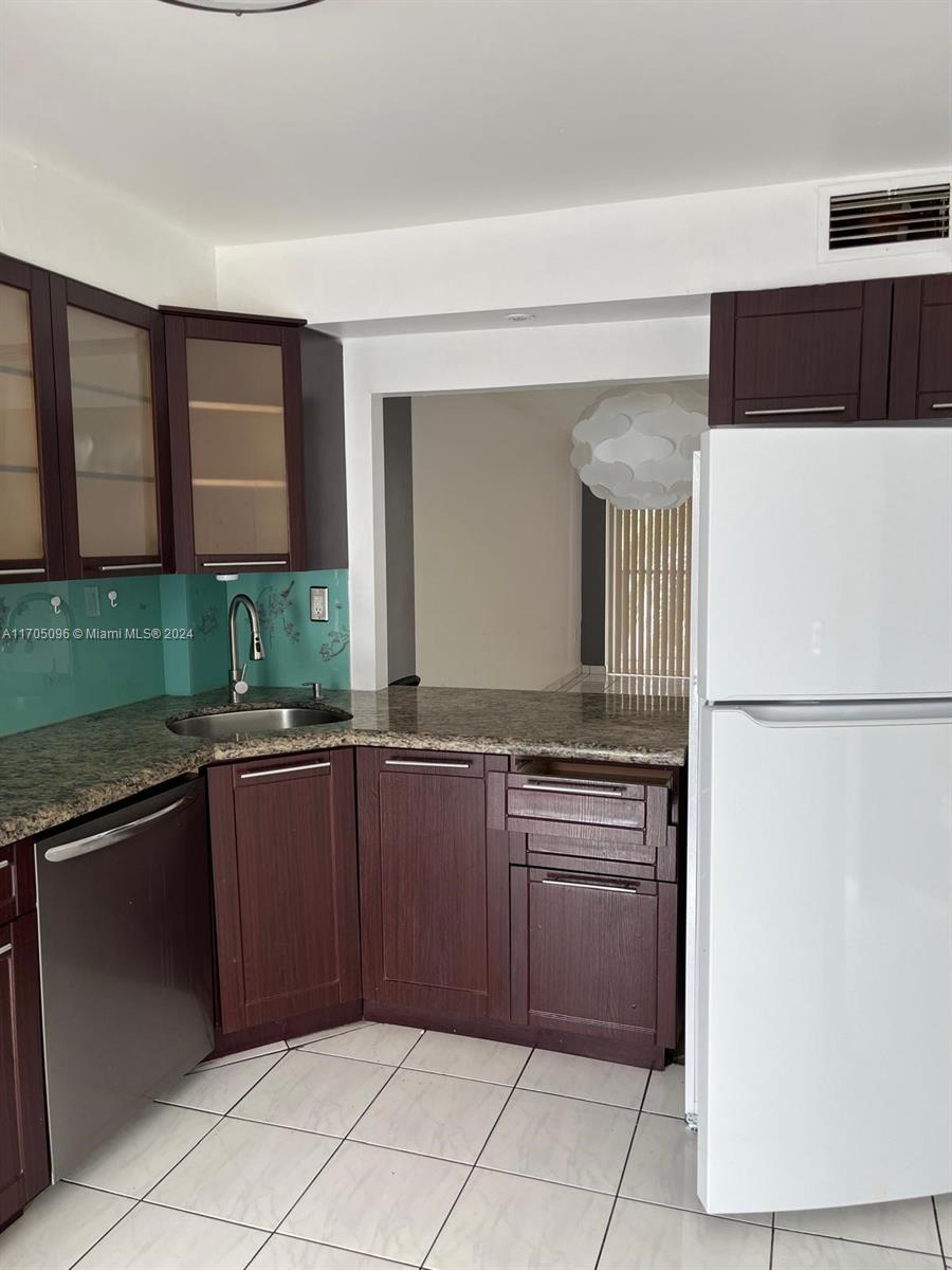 ROYAL BAHAMIAN WEST - Residential