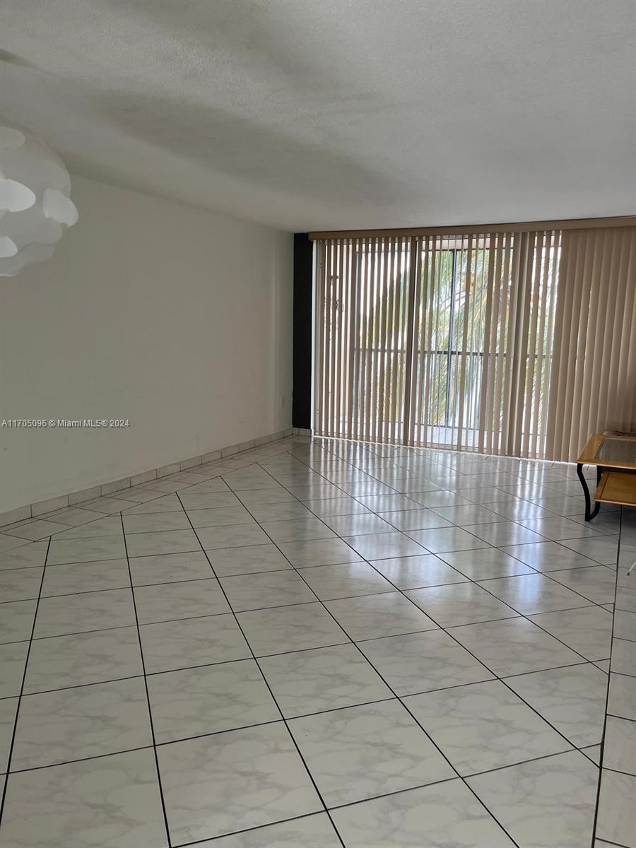 ROYAL BAHAMIAN WEST - Residential