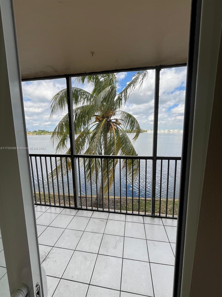 ROYAL BAHAMIAN WEST - Residential