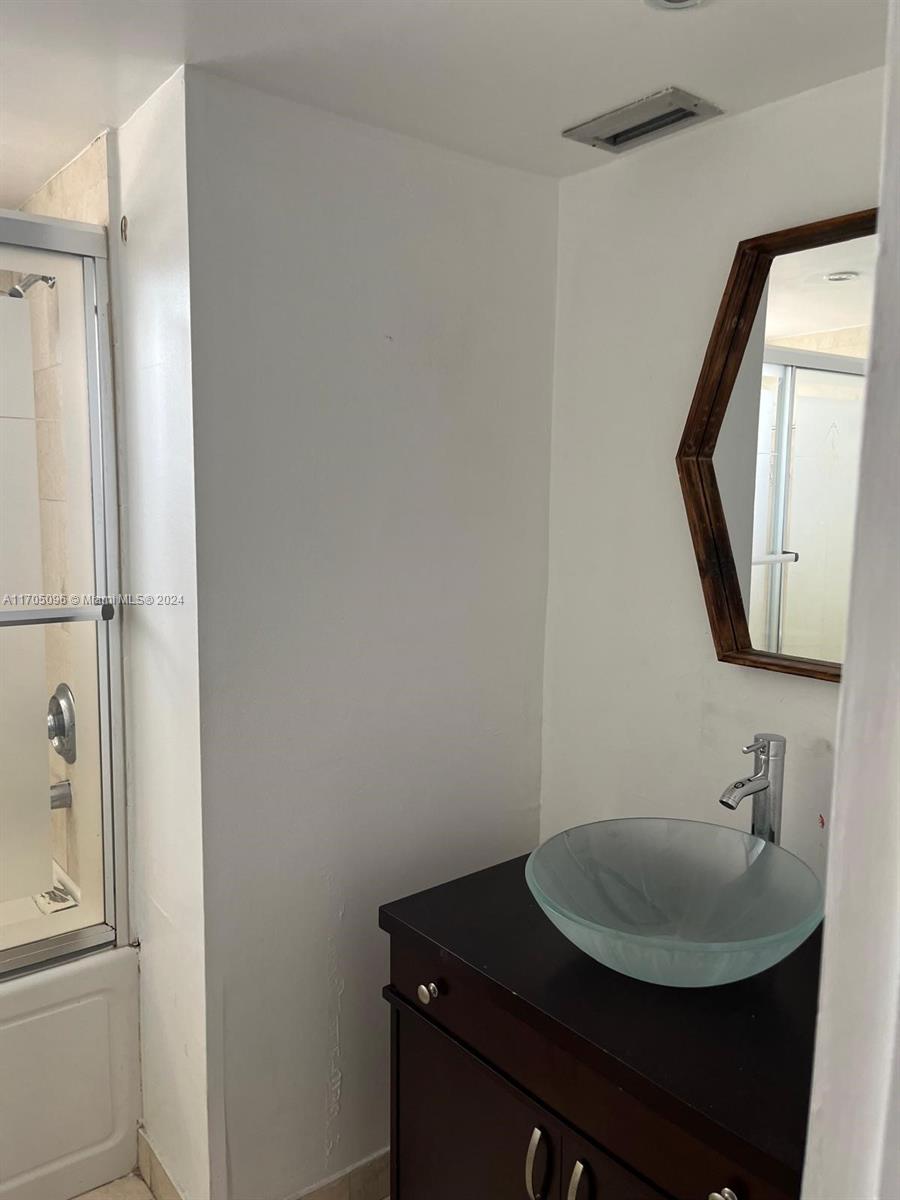 ROYAL BAHAMIAN WEST - Residential