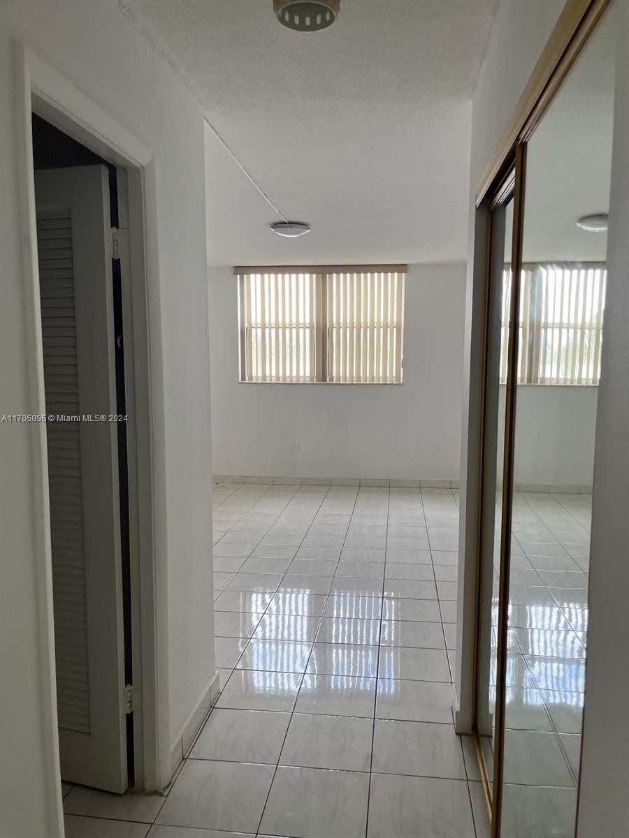 ROYAL BAHAMIAN WEST - Residential