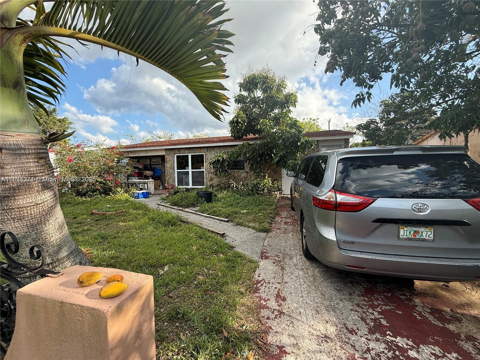 Great property in the heart of hollywood! Instant equity opportunity, make it your own ! Dream home! Perfect for a big family!