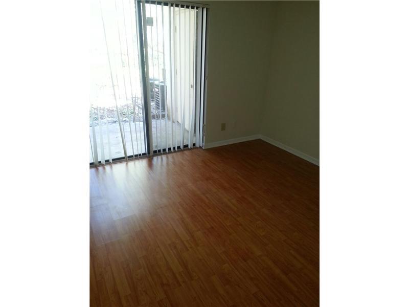 nice unit in highly desireable Hollywood Parc. move in ready. near major freeways, shopping areas and restaurants.