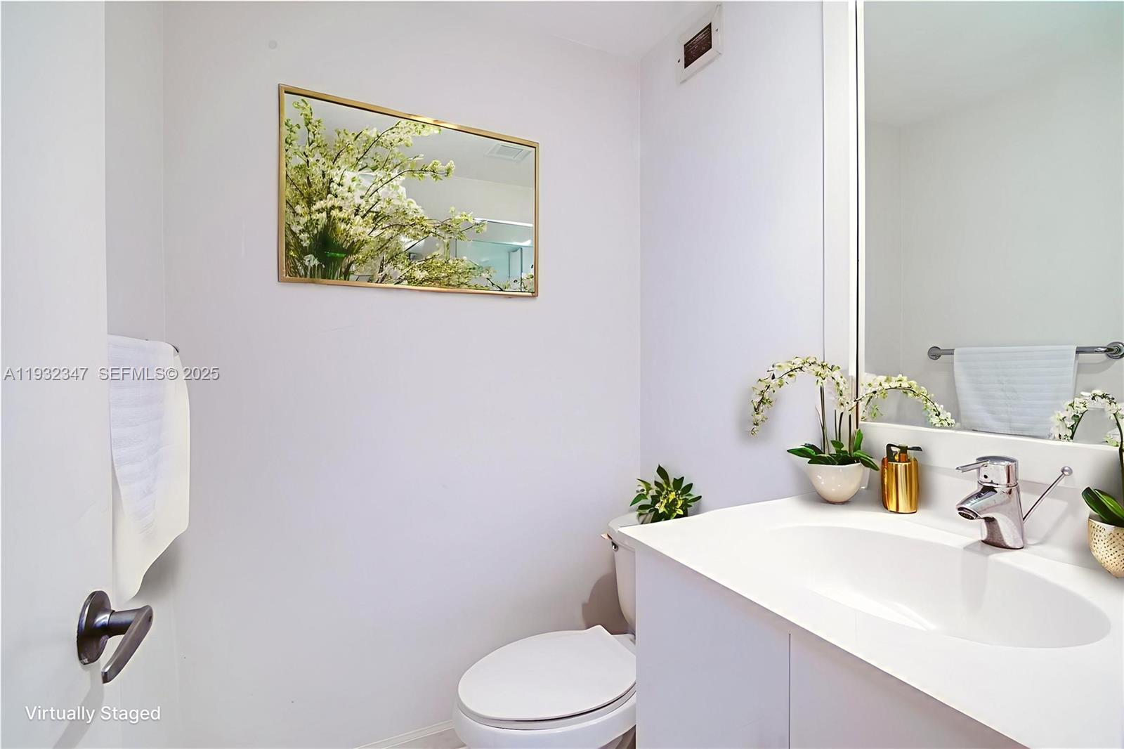 RESIDENCES ON HOLLYWOOD B - Residential Lease