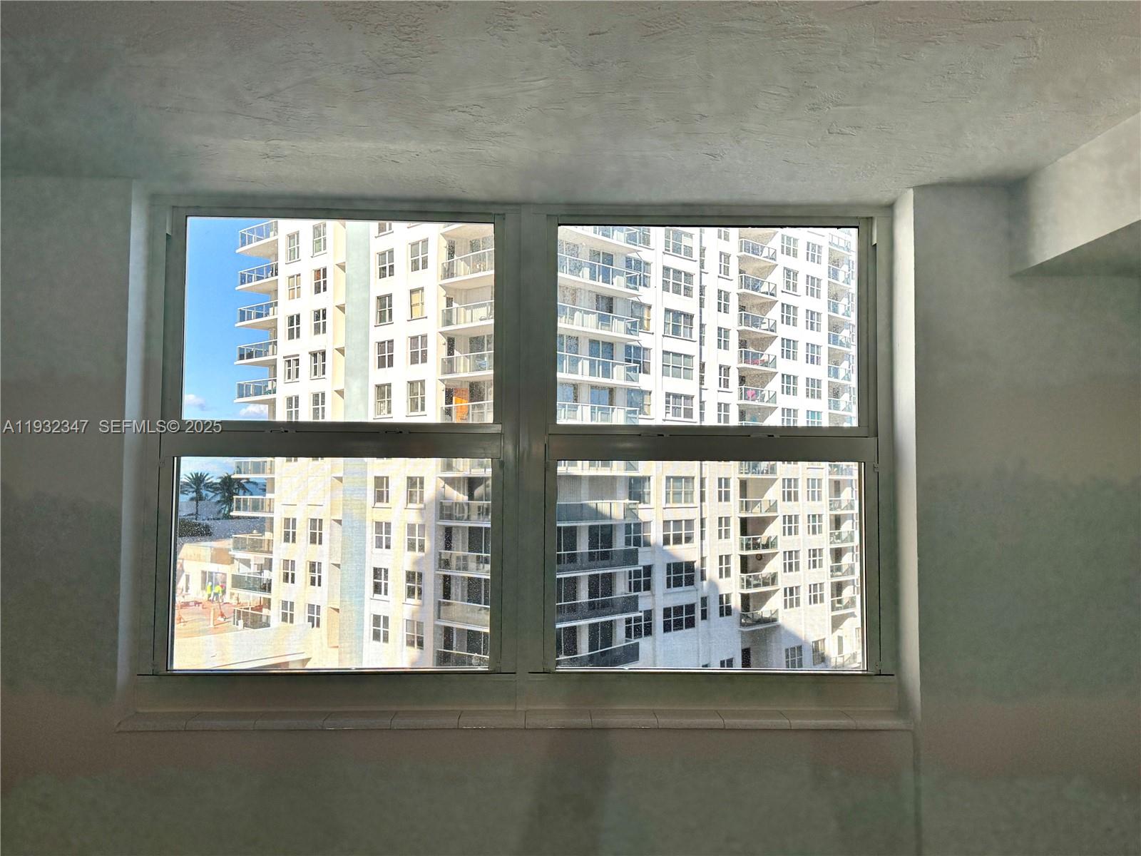 RESIDENCES ON HOLLYWOOD B - Residential Lease